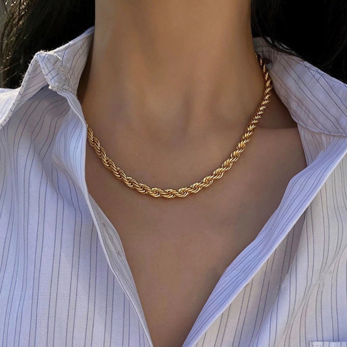 Sleek Twisted Necklace - Minimalist Elegance - MUHAKA